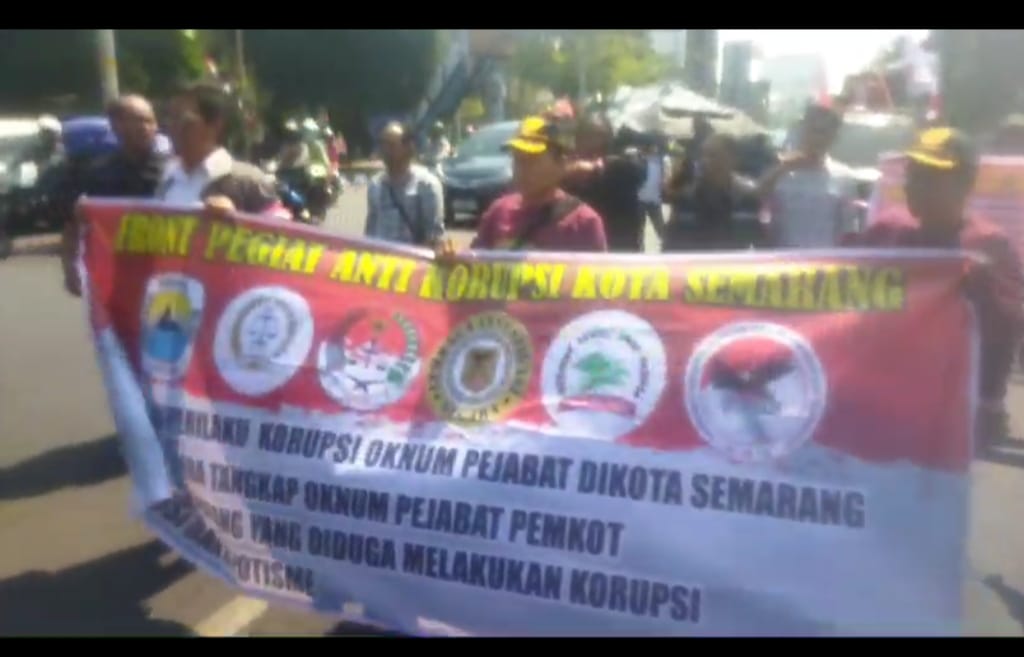 Aksi long march dari depan Kantor Dinas Provinsi Jawa Tengah jalan Pemuda menuju Kantor Balai Kota Semarang, dengan membawa keranda hitam dan beberapa spanduk kecaman dan tuntutan kepada KPK untuk segera mengumumkan nama-nama tersangka, Rabu (21/8). Foto : Dok Vio Sari